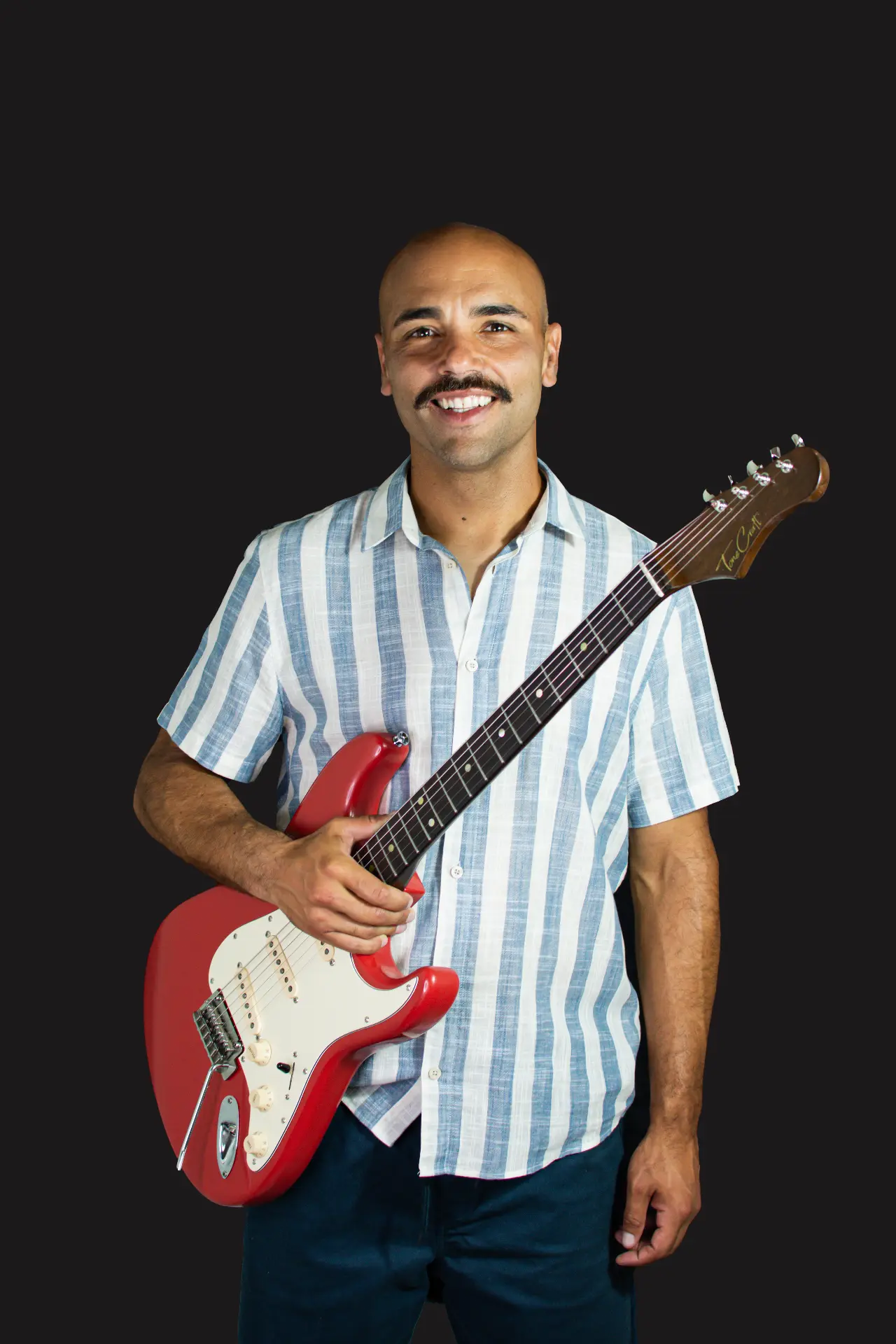 DIGON com sua guitarra vermelha, retrato do artista